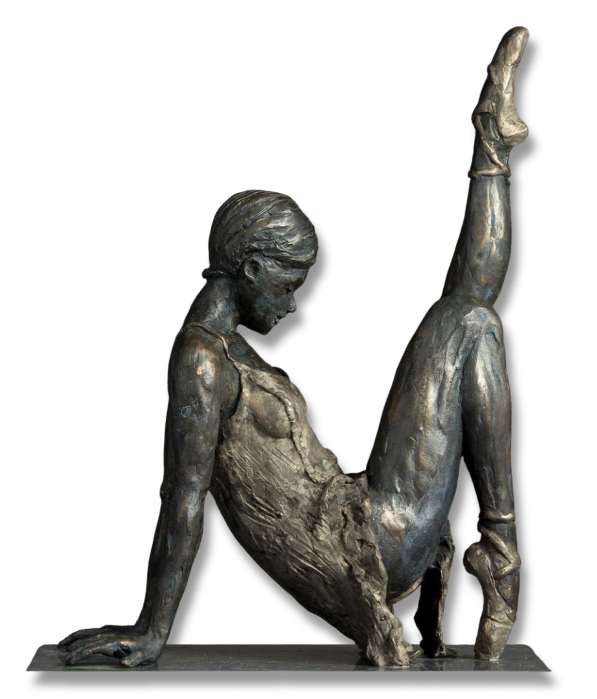 Bronzen beeld van een zittende ballerina met één been gestrekt omhoog op spitzen
