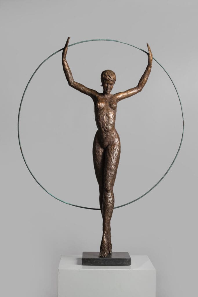Beeld brons – vrouw in een ring – Circle of Life, Romee Kanis