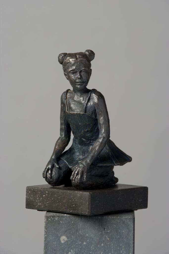 Beeld brons – geknield meisje met knotjes – Claude, Romee Kanis