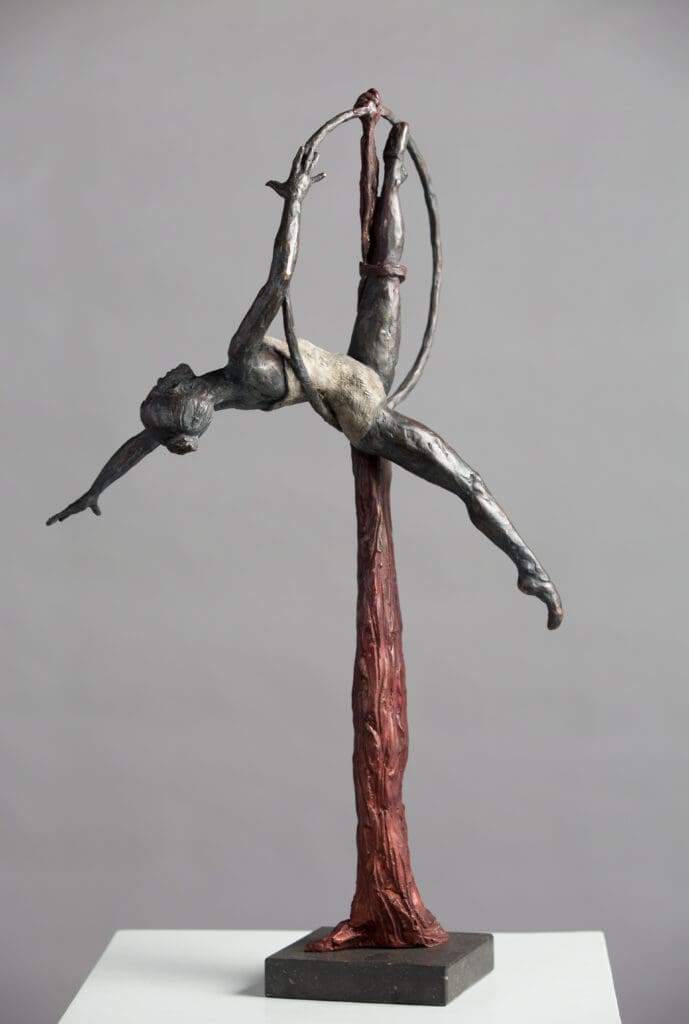 Beeld brons – luchtacrobate aan doek en ring – Corpus Acrobatus, Romee Kanis