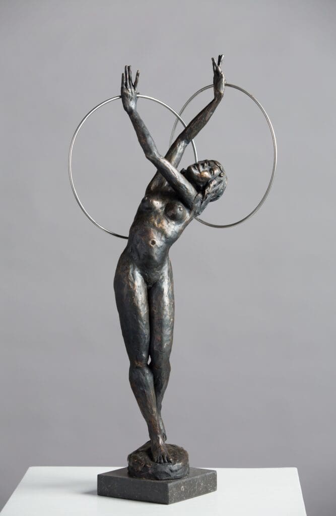 Beeld brons – danseres met twee hoepels – Corpus Circulus, Romee Kanis