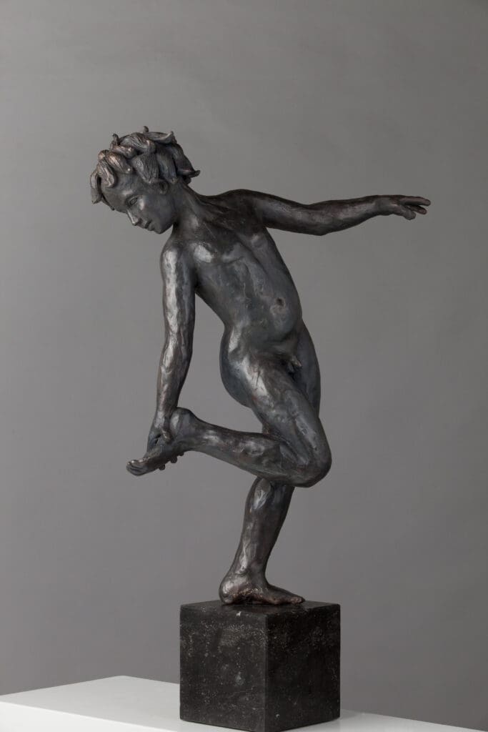 Beeld brons – dansende jongen – Cupido, Romee Kanis